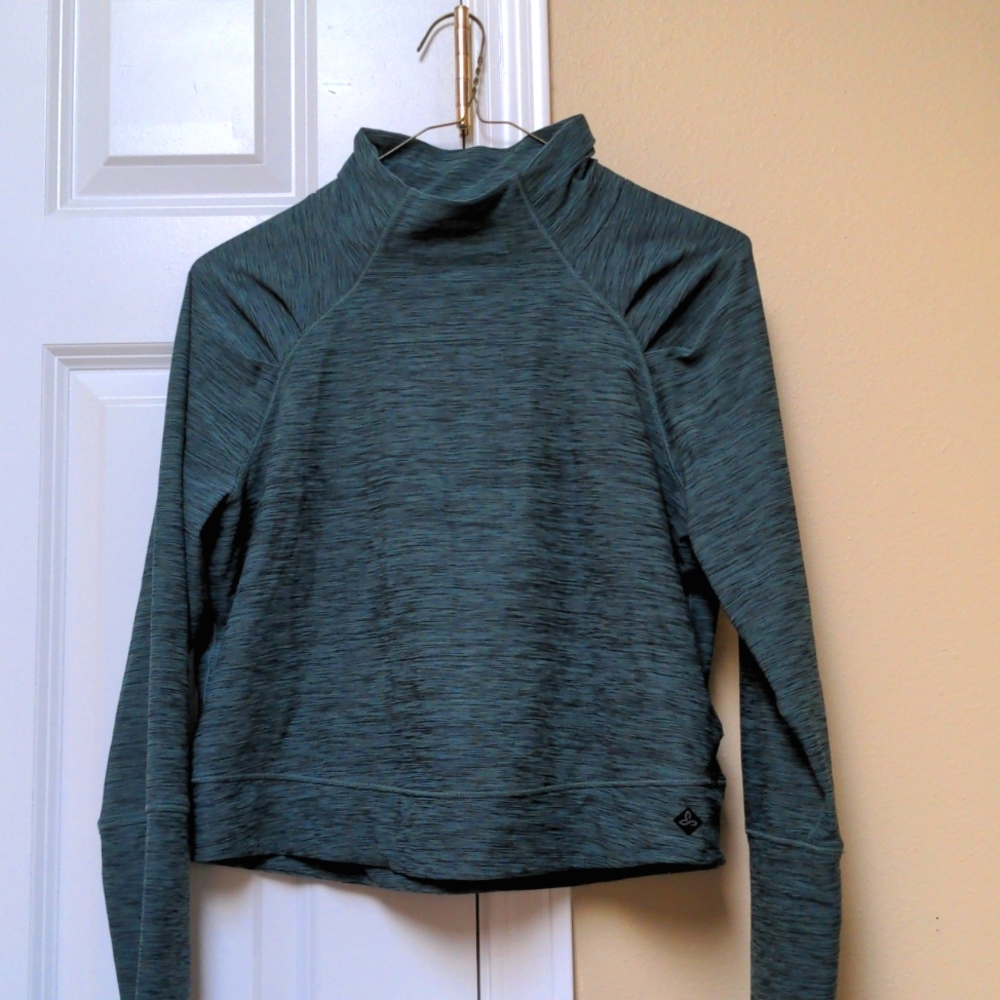 Long sleeve green crop top